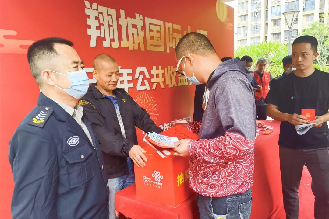 一大摞现金摆在桌上,发给业主!有你的小区吗?休闲区蓝鸢梦想 - Www.slyday.coM 一大摞现金摆在桌上,发给业主!有你的小区吗?休闲区蓝鸢梦想 - Www.slyday.coM