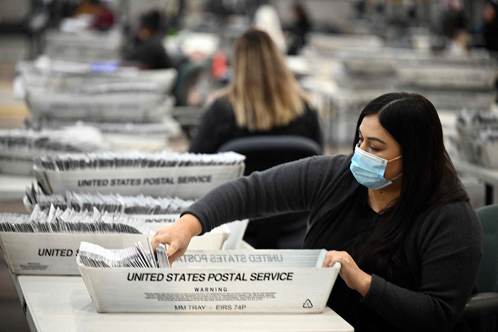  当地时间2022年11月4日，美国加州，在洛杉矶选举登记中心，选举工作人员正在为将于11月8日举行的美国中期选举准备邮寄选票。本文图片 人民视觉