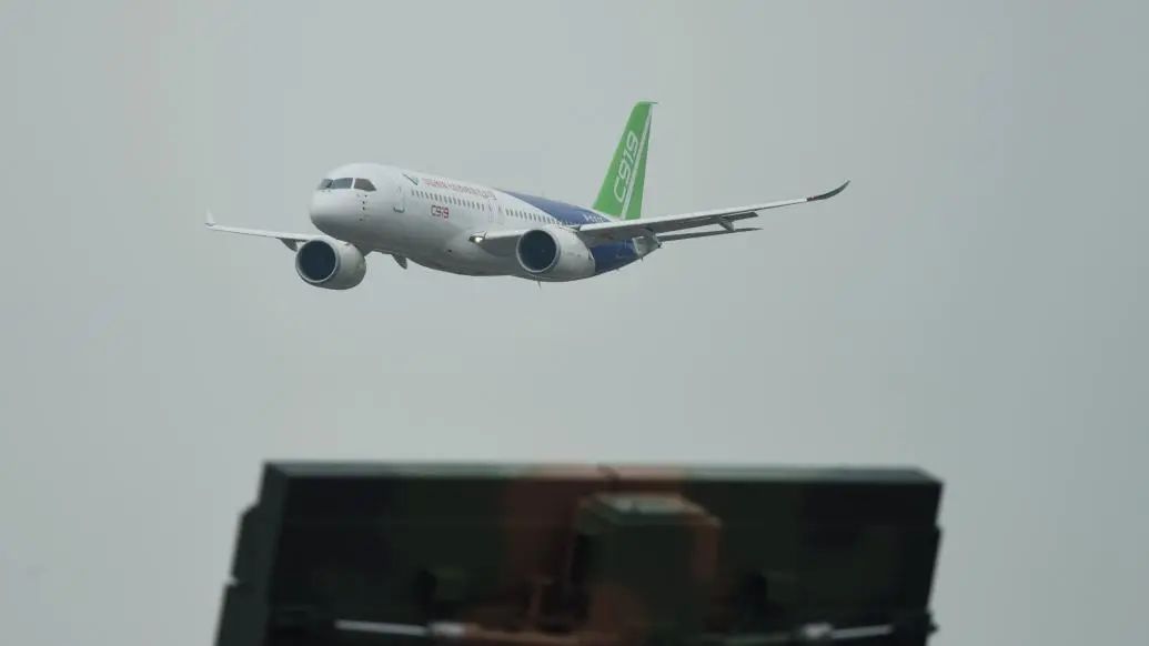 国产大飞机C919再拿下300架订单!休闲区蓝鸢梦想 - Www.slyday.coM 国产大飞机C919再拿下300架订单!休闲区蓝鸢梦想 - Www.slyday.coM