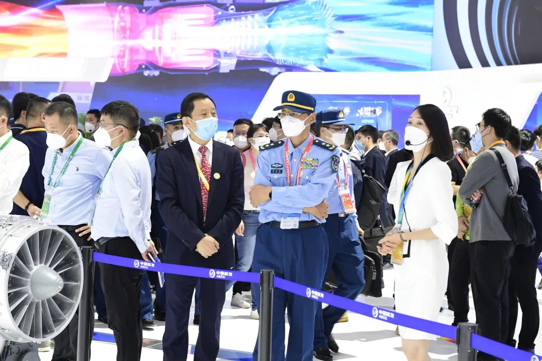 空军副司令员贾志刚到中国航发展台参观指导