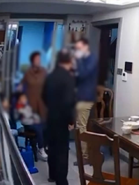 幼儿园两小朋友闹矛盾打架，被打一方家长上门掌掴小孩并推倒老人|幼儿园|小孩_新浪新闻