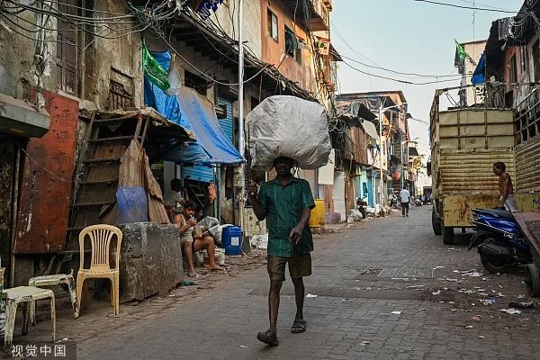 孟买贫民窟里的年轻人，这话很扎心