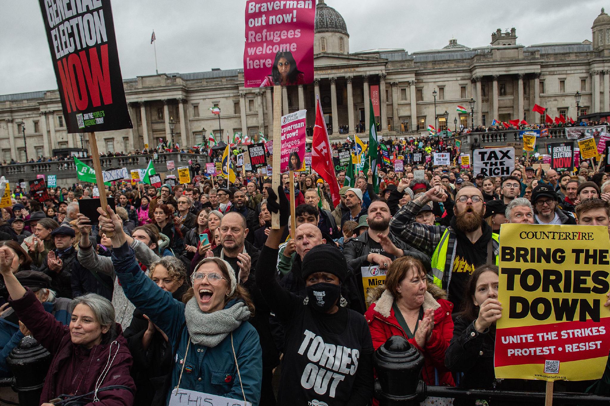 当地时间2022年11月5日，英国伦敦，人们在特拉法尔加广场发表讲话。人们从堤岸至特拉法尔加广场进行抗议游行，要求提前进行大选。  视觉中国 图