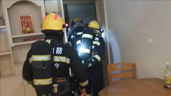 好险!家中失火,南宁4岁女孩上演“教科书式”自救休闲区蓝鸢梦想 - Www.slyday.coM 好险!家中失火,南宁4岁女孩上演“教科书式”自救休闲区蓝鸢梦想 - Www.slyday.coM