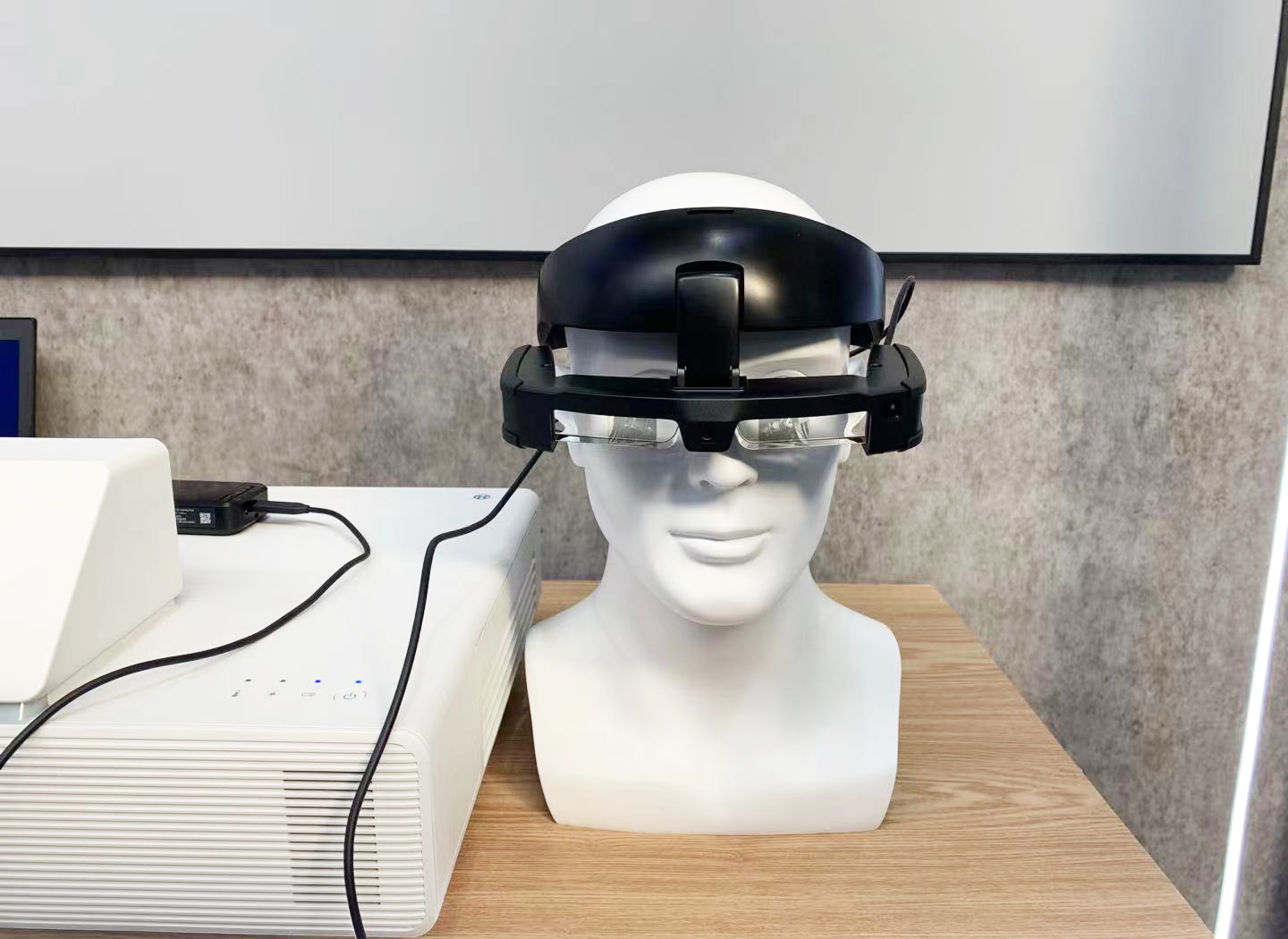 智能头盔、眼动打字、异构计算机,探馆世界互联网大会乌镇峰会休闲区蓝鸢梦想 - Www.slyday.coM 智能头盔、眼动打字、异构计算机,探馆世界互联网大会乌镇峰会休闲区蓝鸢梦想 - Www.slyday.coM