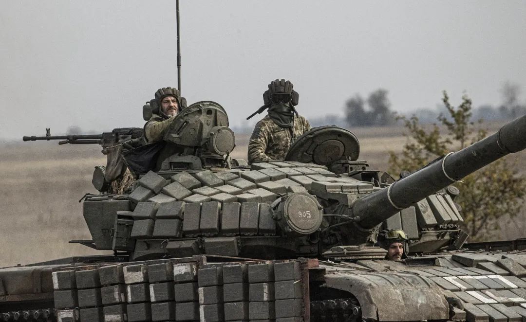 当地时间11月9日，赫尔松地区，乌克兰武装部队继续向前线进发。图源：视觉中国
