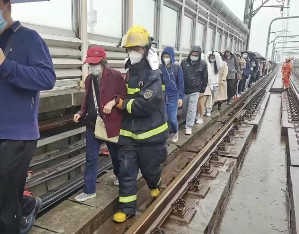 上海轨交11号线列车被迫停在高架上 嘉定消防协助疏散乘客（上海11号线车辆）