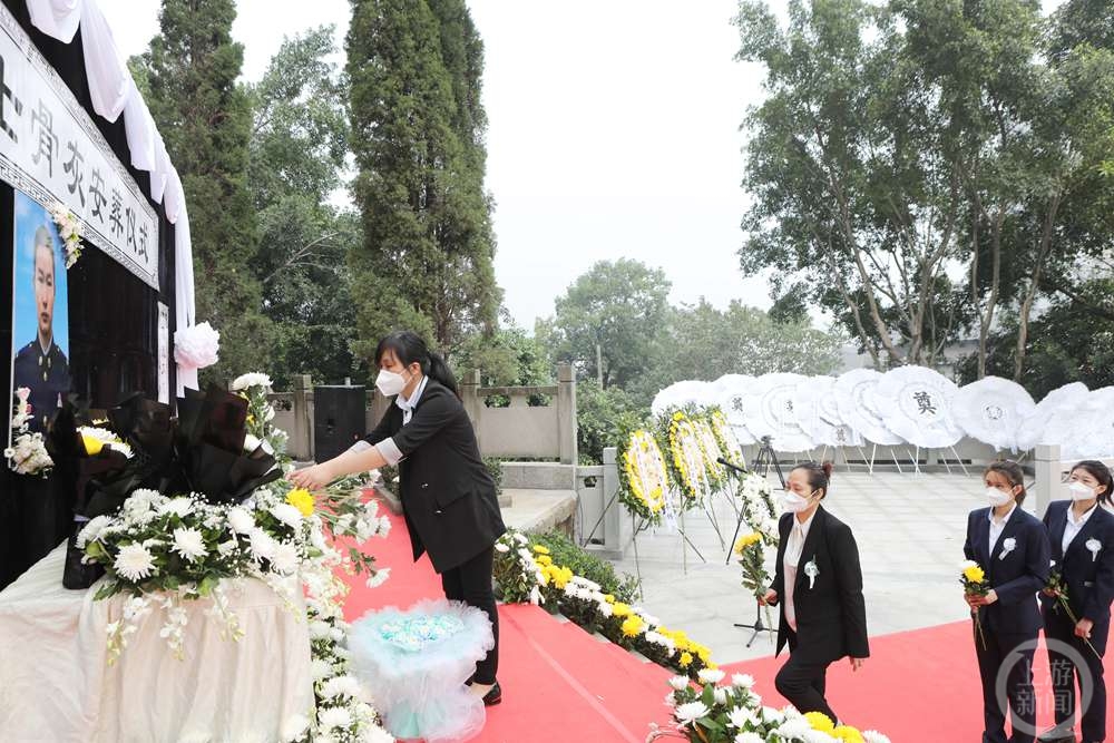 冯坪坪烈士骨灰安葬仪式今日举行,当地民众泪别英雄休闲区蓝鸢梦想 - Www.slyday.coM 冯坪坪烈士骨灰安葬仪式今日举行,当地民众泪别英雄休闲区蓝鸢梦想 - Www.slyday.coM