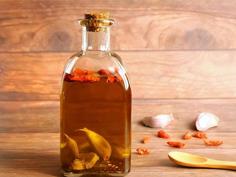 泡在药酒坛里的蛇一年了,开坛后为什么还会咬农民的手...