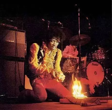 为什么歌手在舞台上总扔麦架?休闲区蓝鸢梦想 - Www.slyday.coM 为什么歌手在舞台上总扔麦架?休闲区蓝鸢梦想 - Www.slyday.coM