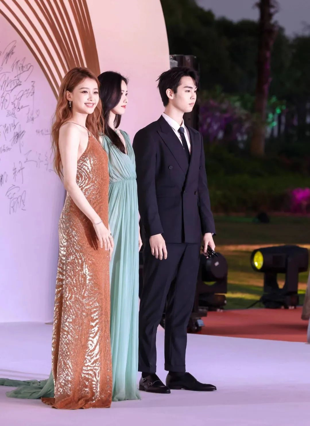 《长津湖》获金鸡奖最佳故事片,朱一龙奚美娟分获最佳男女主角奖!休闲区蓝鸢梦想 - Www.slyday.coM 《长津湖》获金鸡奖最佳故事片,朱一龙奚美娟分获最佳男女主角奖!休闲区蓝鸢梦想 - Www.slyday.coM