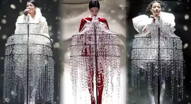 为什么歌手在舞台上总扔麦架?休闲区蓝鸢梦想 - Www.slyday.coM 为什么歌手在舞台上总扔麦架?休闲区蓝鸢梦想 - Www.slyday.coM