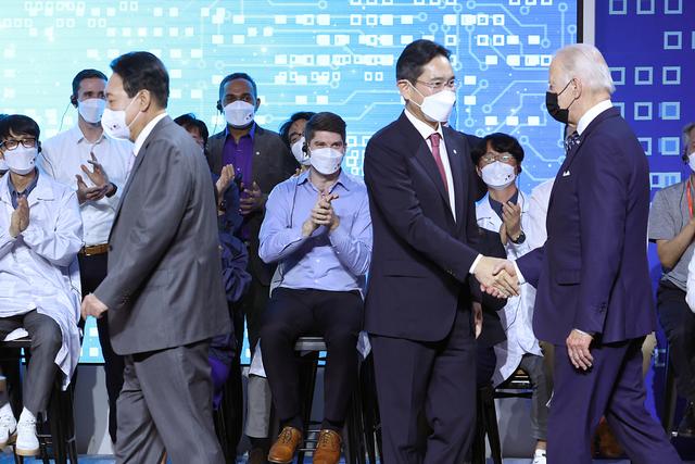 韩总统尹锡悦、三星会长李在镕和美国总统拜登，图自视觉中国