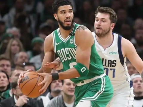 约基奇塔图姆巅峰对决谁主沉浮内线霸主与全能小前锋的较量