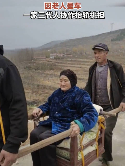 11月10日，山东临沂。80岁女儿接100岁母亲到家里住……