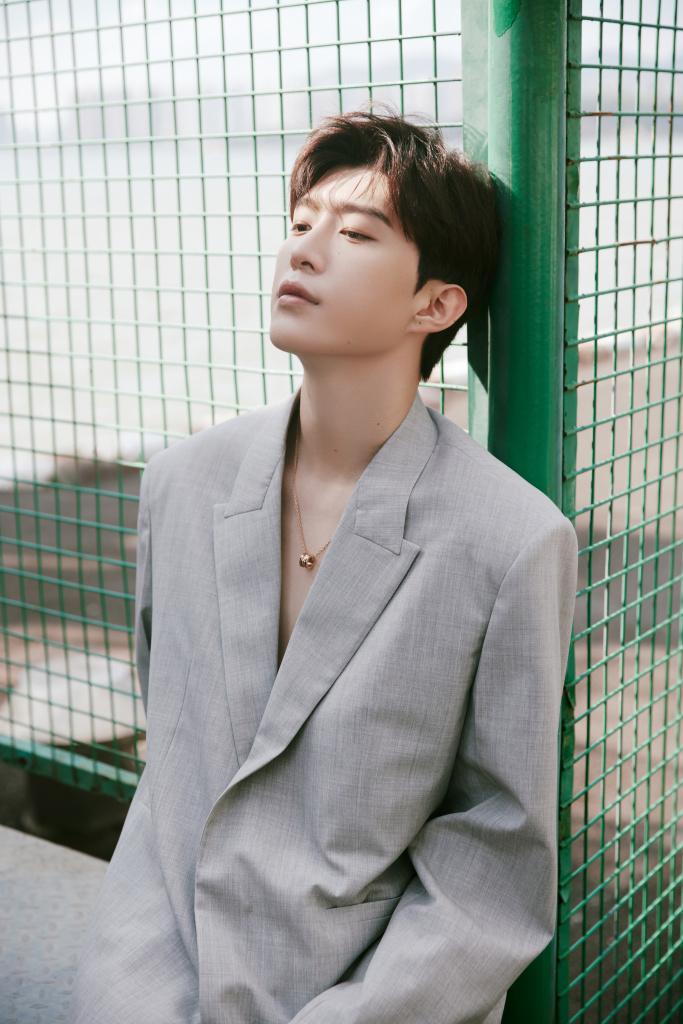 范丞丞金鸡奖活动造型写真，灰色真空立体解构西服尽显高级感