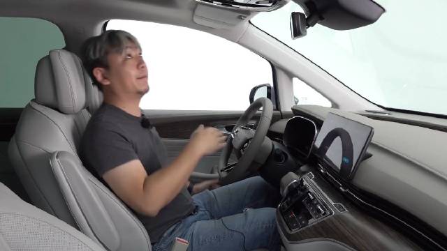 这辆荣威iMAX8纯电版的外观霸气，内饰精致……