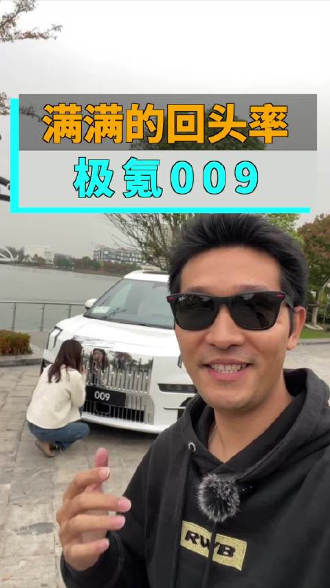 看这回头率！如果劳斯莱斯出MPV，你觉得要卖多少钱？