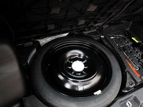 备胎放在车里5年没用过，需要更换吗？