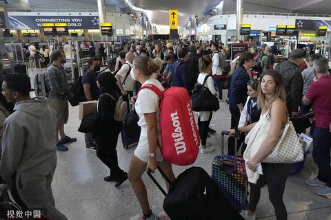 当地时间2022年6月22日，英国伦敦，旅客在希思罗机场安检处排队。 （视觉中国）