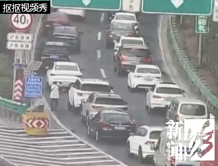 误闯高架!车辆身后排成队,上海老人惊慌跑,突然…休闲区蓝鸢梦想 - Www.slyday.coM 误闯高架!车辆身后排成队,上海老人惊慌跑,突然…休闲区蓝鸢梦想 - Www.slyday.coM