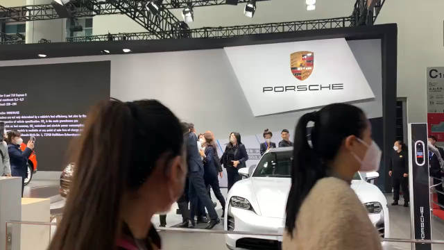 大连车展保时捷展台上演全武行