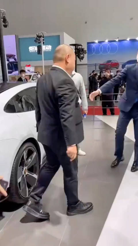 大连车展保时捷展台上演全武行