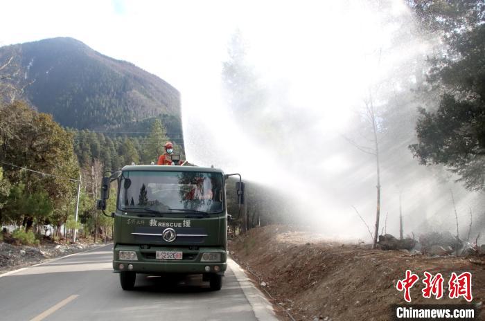 西藏林芝森林消防深入重点林区开展可燃物踏查工作