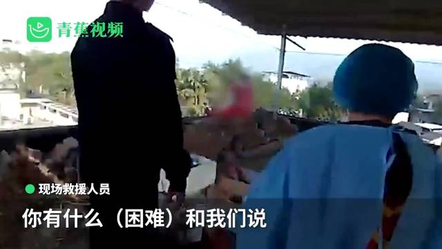 重庆一女子怀抱婴儿欲跳楼 警民联合施救 跳楼 重庆市 新浪新闻