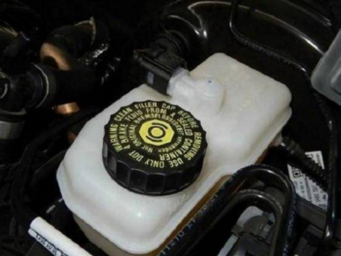 刹车油对汽车很重要，不要因小失大