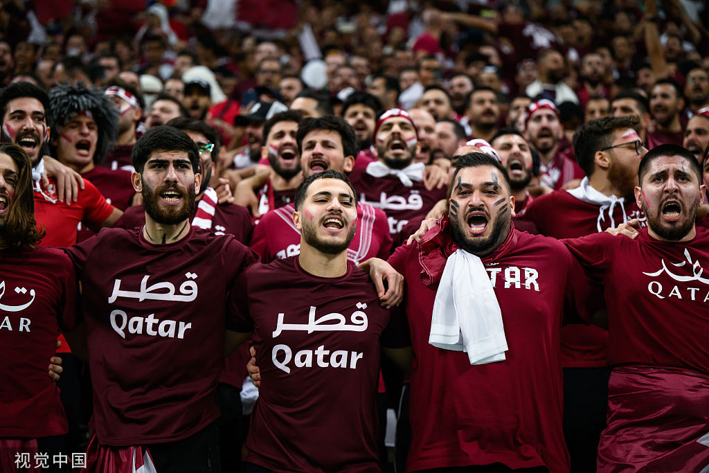 现场的卡塔尔球迷。