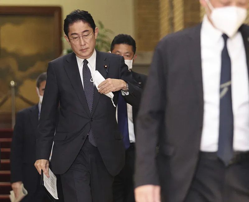 11月20日，岸田文雄在东京首相官邸接受总务大臣寺田稔的辞职信后，向媒体发表讲话。图源：视觉中国