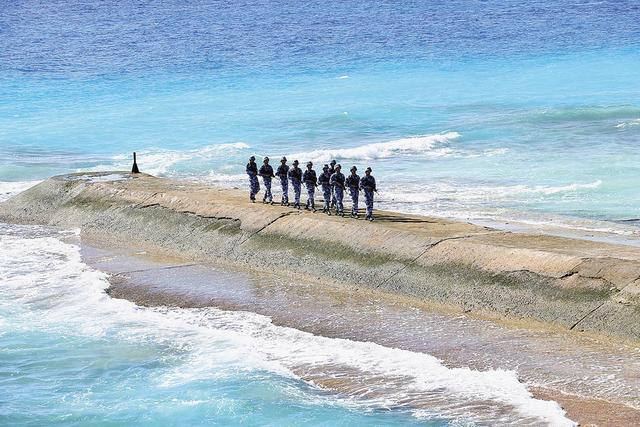 解放军海军官兵驻守南沙群岛永暑礁 图自新华社