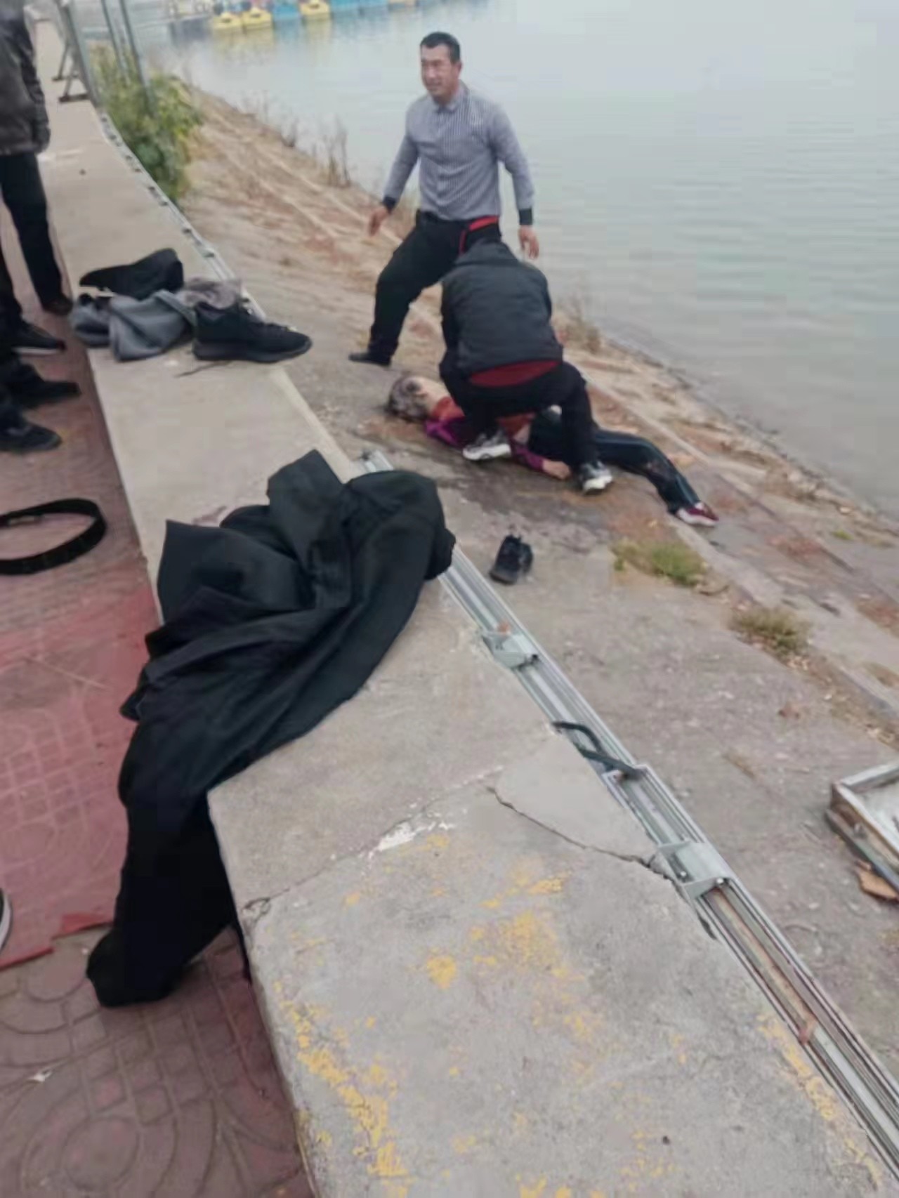 滨州:蒲湖风景区上演生死时速 “90后”保安死亡线上救回溺水老人休闲区蓝鸢梦想 - Www.slyday.coM 滨州:蒲湖风景区上演生死时速 “90后”保安死亡线上救回溺水老人休闲区蓝鸢梦想 - Www.slyday.coM