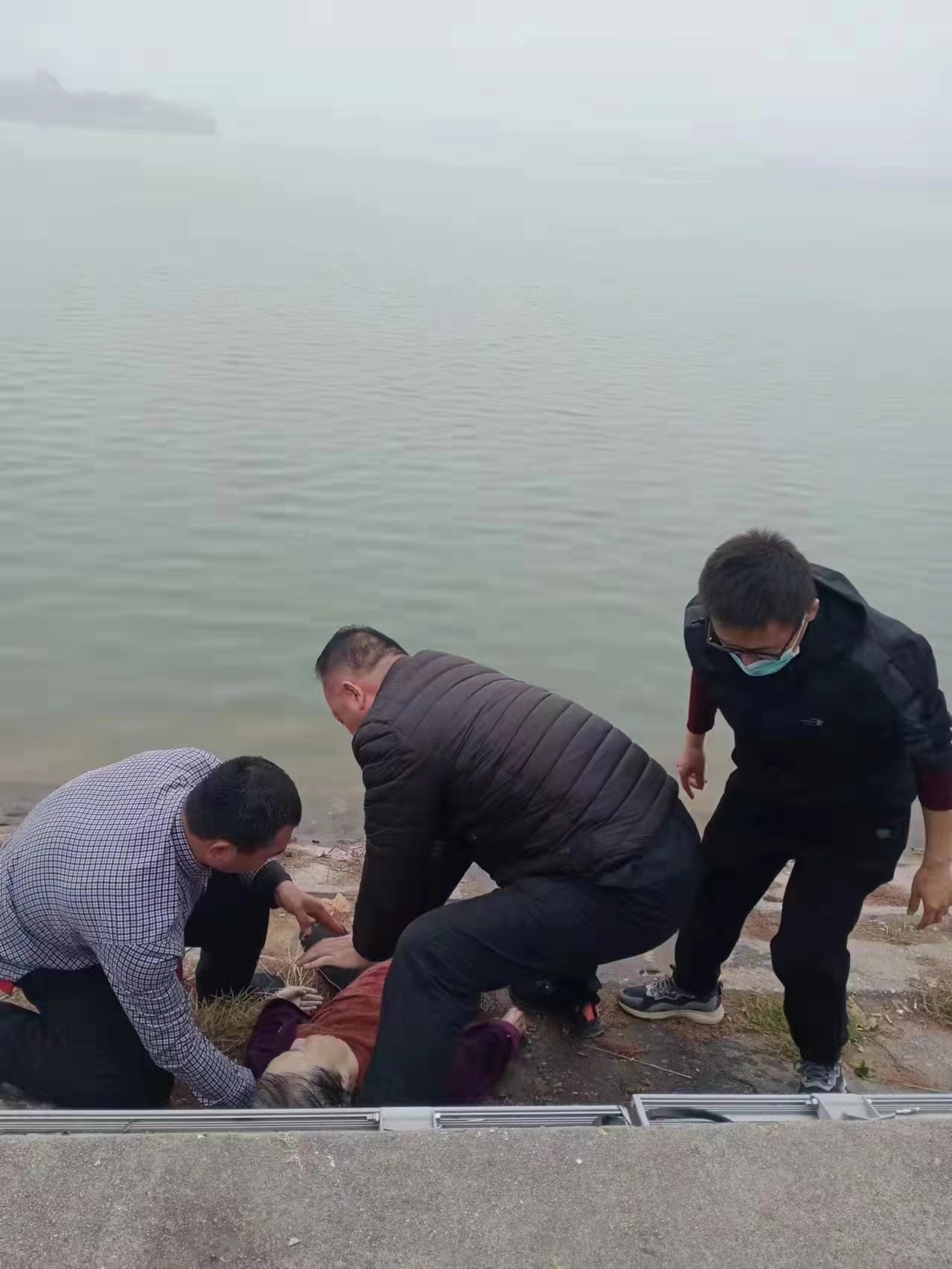 滨州:蒲湖风景区上演生死时速 “90后”保安死亡线上救回溺水老人休闲区蓝鸢梦想 - Www.slyday.coM 滨州:蒲湖风景区上演生死时速 “90后”保安死亡线上救回溺水老人休闲区蓝鸢梦想 - Www.slyday.coM