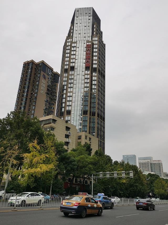 盛大金禧总部办公楼位于长沙市芙蓉中路。本文图片除标注外,均为澎湃新闻记者 朱远祥 图
