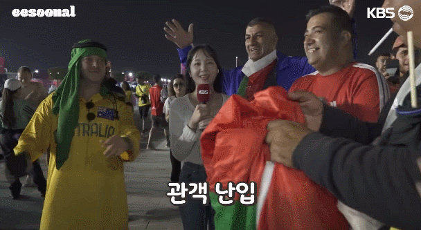 韩国女记者直播世界杯遭球迷强搂，微笑继续主持