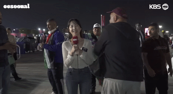 韩国女记者直播世界杯遭球迷强搂，微笑继续主持