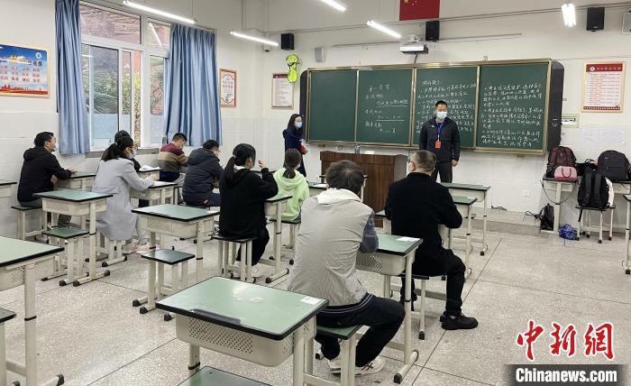 资料图:2022年3月26日,四川省眉山市2022年上半年公开考试录用公务员笔试开考。何洪 摄