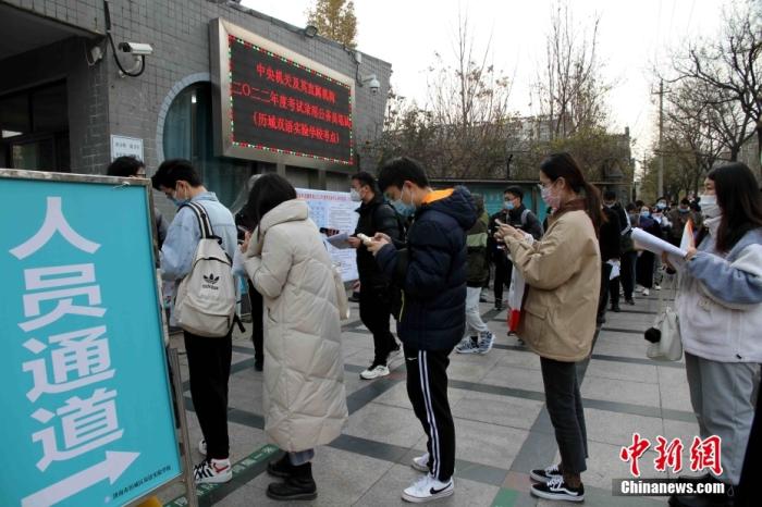 资料图:山东济南历城双语实验学校考点,2022国考公共科目笔试举行。中新社记者 孙婷婷 摄