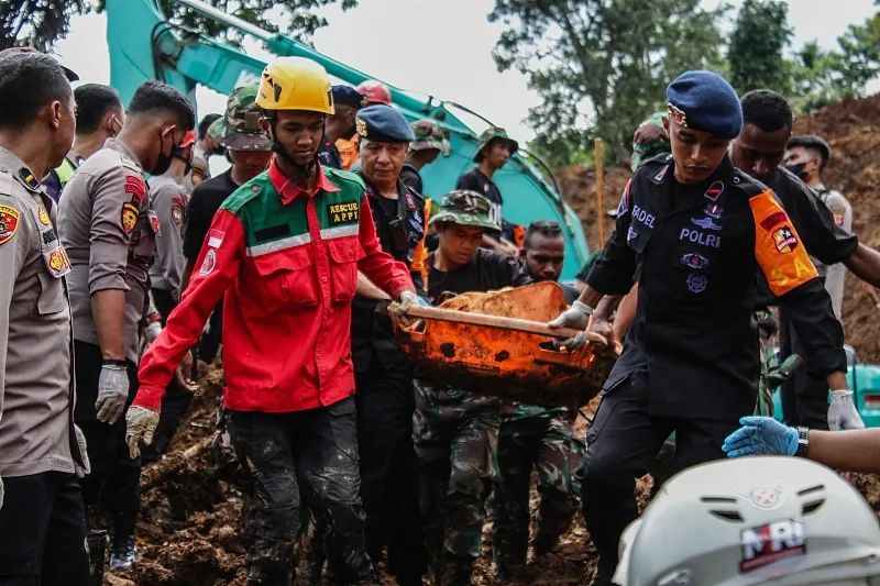 当地时间2022年11月22日，印尼西爪哇省，救援人员在废墟中搜寻幸存者。图/视觉中国