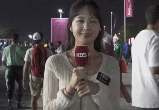 【蜗牛棋牌】韩国女记者直播世界杯遭球迷强搂，微笑继续主持