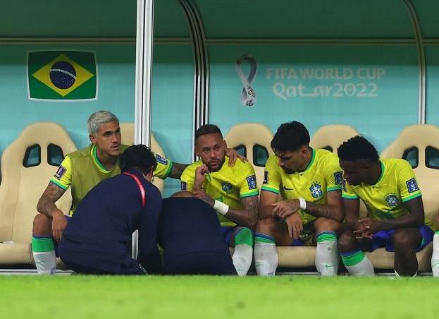 被侵犯9次！曝内马尔脚踝受伤，坐在替补席上哭了，巴西争冠有变休闲区蓝鸢梦想 - Www.slyday.coM