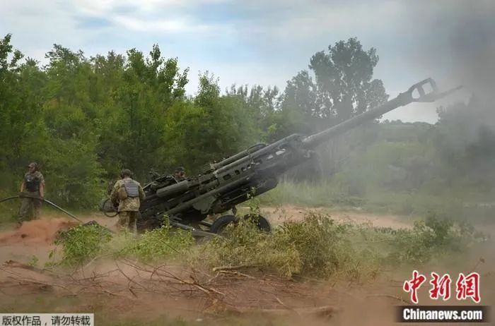 2022年6月18日,乌军士兵使用美国提供的M777榴弹炮向俄军阵地开火。