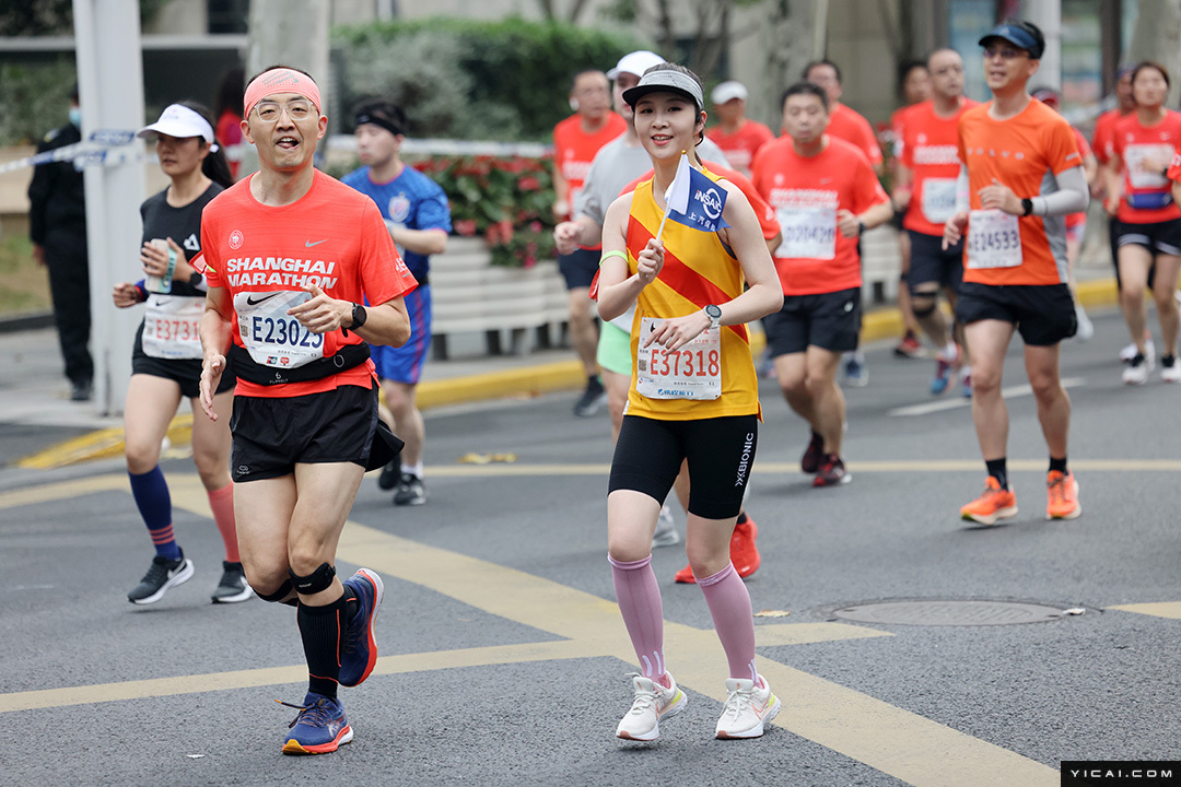 2022上海马拉松开跑 杨绍辉、张德顺分获男女组冠军