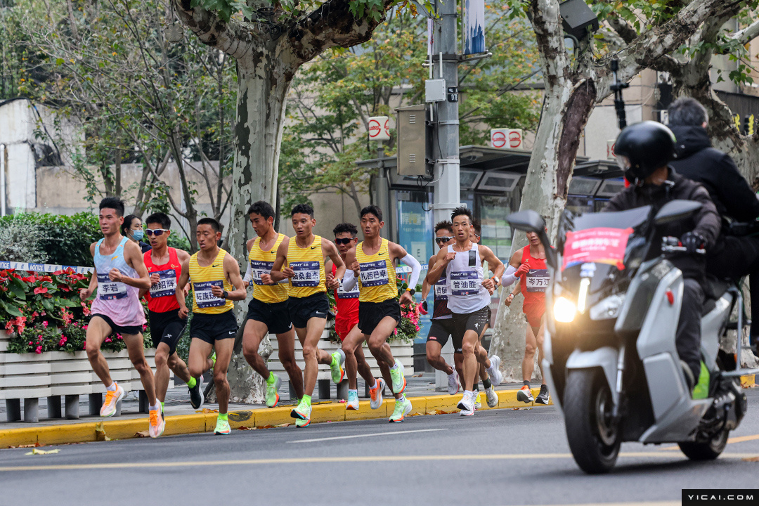 2022上海马拉松开跑 杨绍辉、张德顺分获男女组冠军