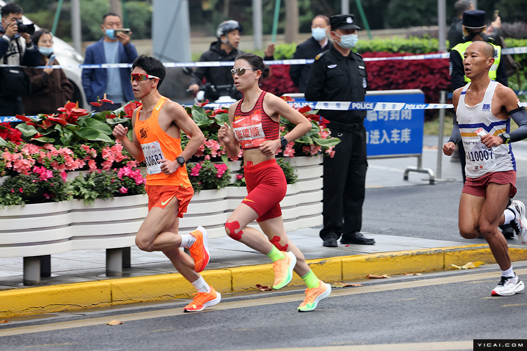 2022上海马拉松开跑 杨绍辉、张德顺分获男女组冠军