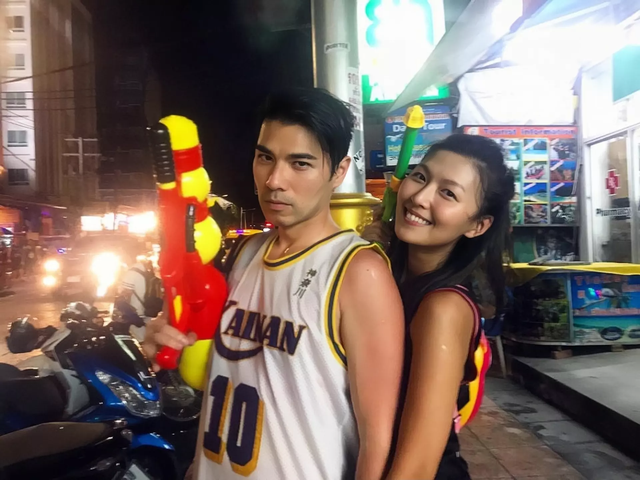 香港知名星二代庆祝恋爱九周年!新婚妻子颜值高,还是选美冠军