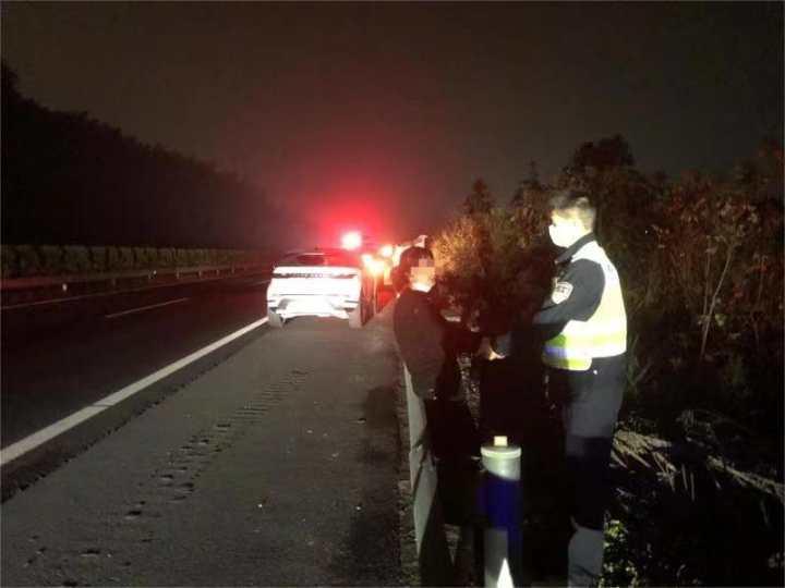 杭州女子吵架后负气开车出走,丈夫急忙求助高速交警