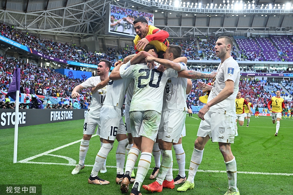 塞尔维亚队庆祝进球。